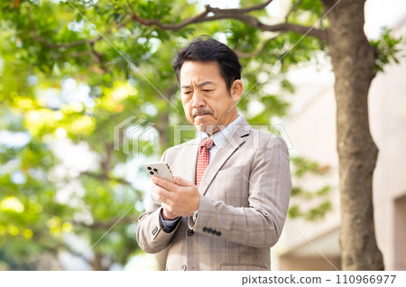 商人新鮮綠色智慧型手機操作 110966977