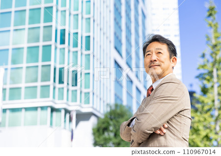 businessman building real estate businessman building real estate 110967014