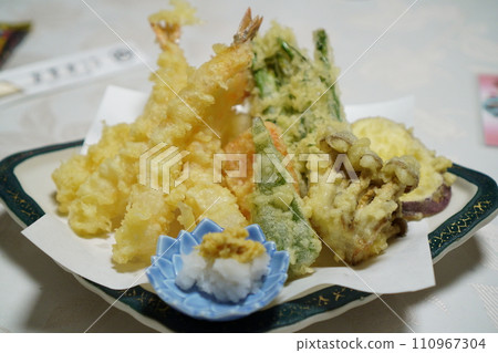 Delicious tempura from a long-established Japanese restaurant Delicious tempura from a long-established Japanese restaurant 110967304