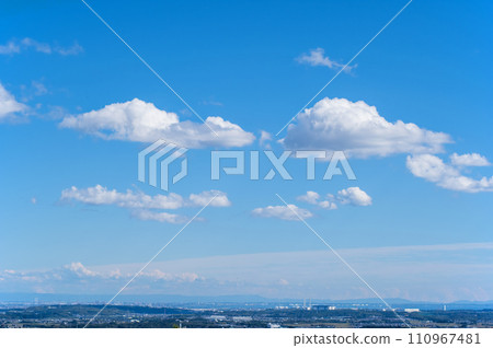 《風景/背景素材》晴天的天空和郊區風景 110967481