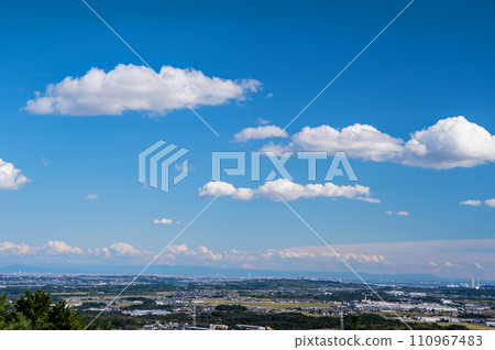 《Landscape/background material》Sunny day sky and suburban landscape 110967483