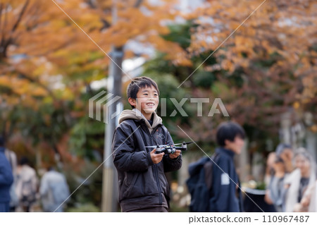 一個男孩在戶外操作無人機(AI影像) 一個男孩在戶外操作無人機(AI影像) 110967487