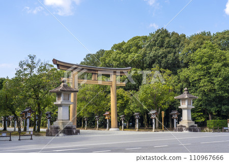 Kashihara Shrine Omotesando that stretches straight from the first torii gate Kashihara Shrine Omotesando that stretches straight from the first torii gate 110967666