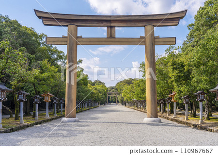 Kashihara Shrine Omotesando that stretches straight from the first torii gate 110967667