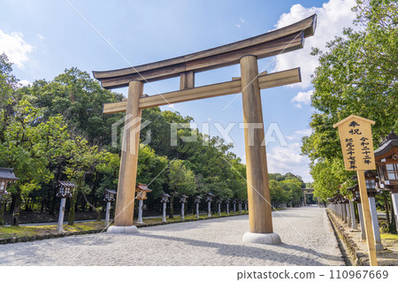 從第一個鳥居一直延伸的橛原神社表參道 110967669