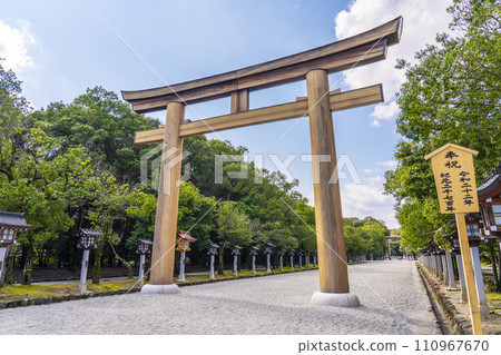Kashihara Shrine Omotesando that stretches straight from the first torii gate 110967670