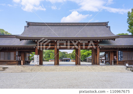 橛原神宮,南宮門映襯著藍天 橛原神宮,南宮門映襯著藍天 110967675