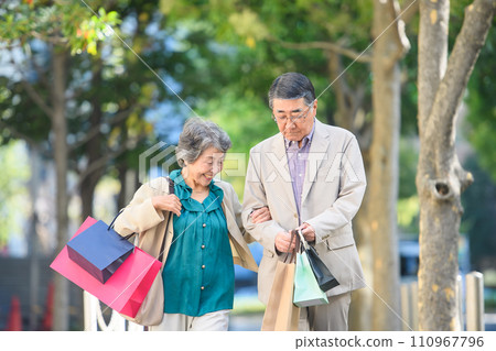高級夫婦購物 110967796