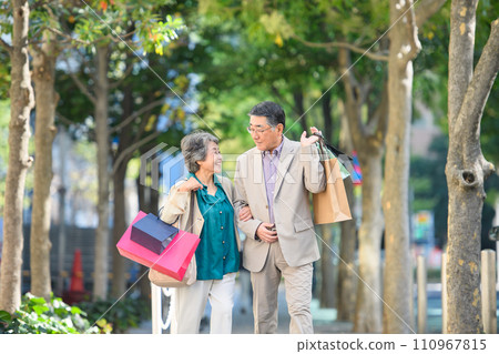 高級夫婦購物 110967815