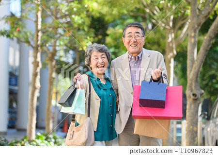 高級夫婦購物 110967823