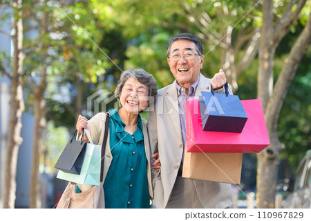 高級夫婦購物 110967829