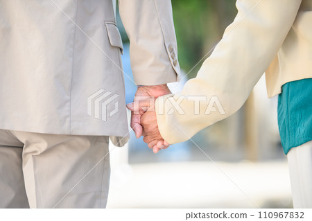 握手的資深夫婦手頭 110967832