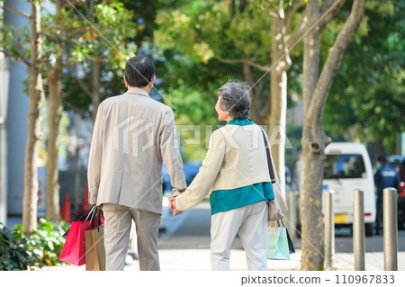 老夫婦購物，後面視圖 110967833