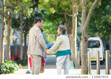 老夫婦購物，後面視圖 110967834