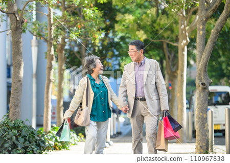 Senior couple shopping Senior couple shopping 110967838