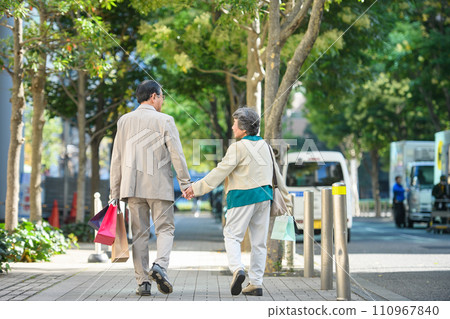 老夫婦購物，後面視圖 110967840