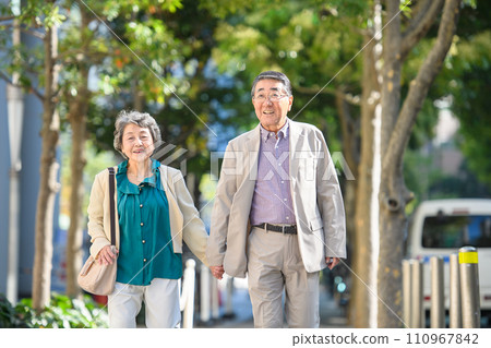 手拉手走資深的夫婦 110967842