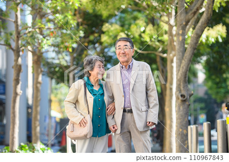 Senior couple who cuddles with arms folded 110967843