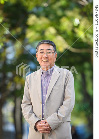 Senior male portrait outdoor 110967849