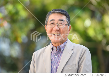 Senior male portrait outdoor 110967852