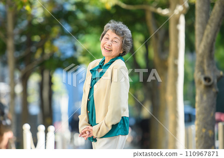 Senior female portrait outdoor 110967871