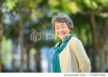 Senior female portrait outdoor 110967889