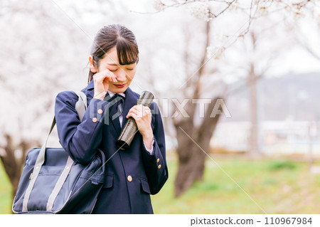 High school/high school girls shedding tears under the cherry blossoms (graduation, graduation ceremony, graduation) 110967984