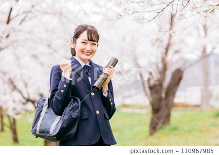 High school/high school girls holding diplomas under cherry blossoms in full bloom (graduation, graduation ceremony, graduation, fist pump)) 110967985