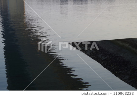 橋的影子倒映在河面上 110968228