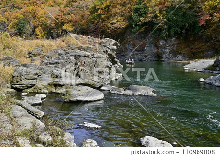 荒川上的遊船沿著長瀞線航行,荒川流經長瀞溪谷岩石鋪道的南端附近,紅葉遍地。 荒川上的遊船沿著長瀞線航行,荒川流經長瀞溪谷岩石鋪道的南端附近,紅葉遍地。 110969008