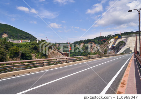 Kumamoto Prefecture: Aso Choyo Bridge under construction 110969047