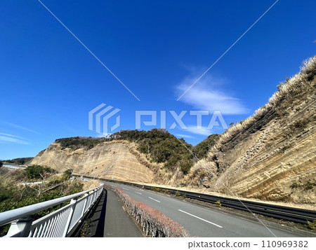 Important geological cross section of Izu Oshima and road around the island 110969382