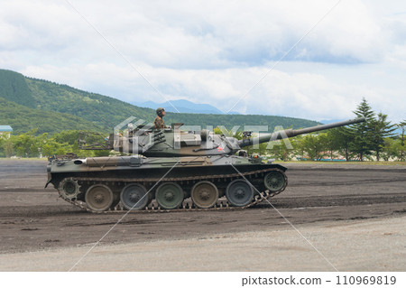 陸上自衛隊評估支援隊74式戰車行駛 110969819