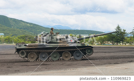 陸上自衛隊評估支援隊74式戰車行駛 110969823