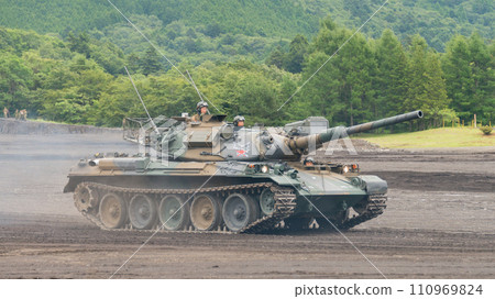 陸上自衛隊評估支援隊74式戰車行駛 110969824