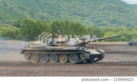 陸上自衛隊評估支援隊74式戰車行駛 110969825