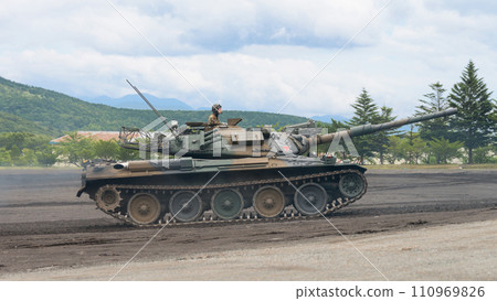 陸上自衛隊評估支援隊74式戰車行駛 110969826