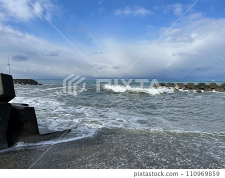 富山縣入禪町的冬季海岸線與海浪 富山縣入禪町的冬季海岸線與海浪 110969859