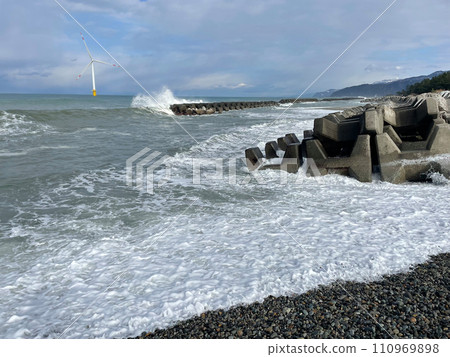 富山縣入禪町的冬季海岸線與海浪 110969898