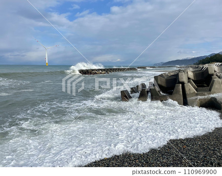富山縣入禪町的冬季海岸線與海浪 110969900