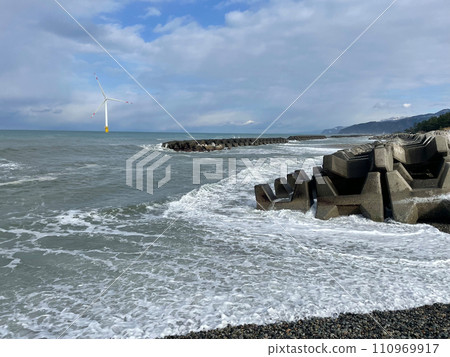 富山縣入禪町的冬季海岸線與海浪 110969917