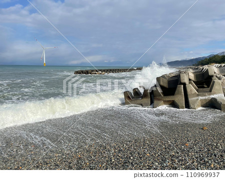 Winter coastline and waves in Nyuzen Town, Toyama Prefecture 110969937