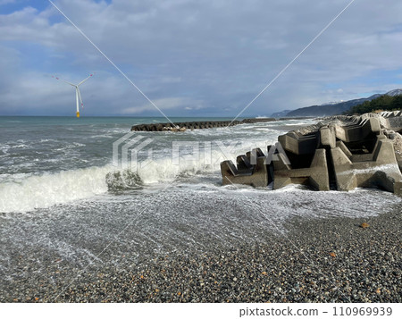 Winter coastline and waves in Nyuzen Town, Toyama Prefecture 110969939