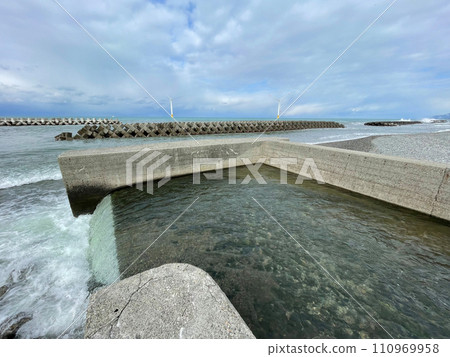 Winter coastline and waves in Nyuzen Town, Toyama Prefecture 110969958