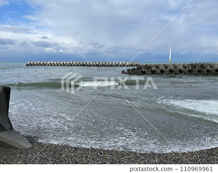 Winter coastline and waves in Nyuzen Town, Toyama Prefecture 110969961