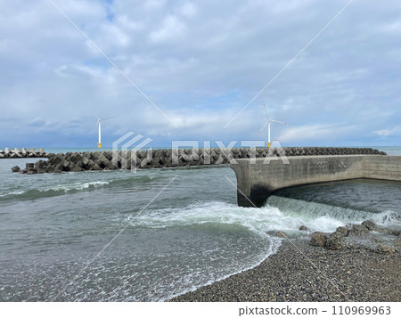 富山縣入禪町的冬季海岸線與海浪 110969963