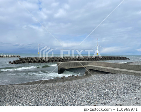 Winter coastline and waves in Nyuzen Town, Toyama Prefecture 110969971
