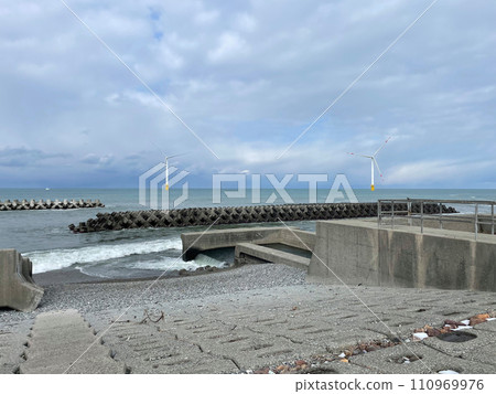Winter coastline and waves in Nyuzen Town, Toyama Prefecture 110969976