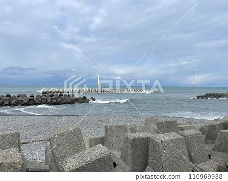 Winter coastline and waves in Nyuzen Town, Toyama Prefecture 110969988