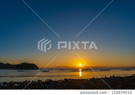 Sunrise seen from Nagashima, Setouchi City, Okayama Prefecture 110970018